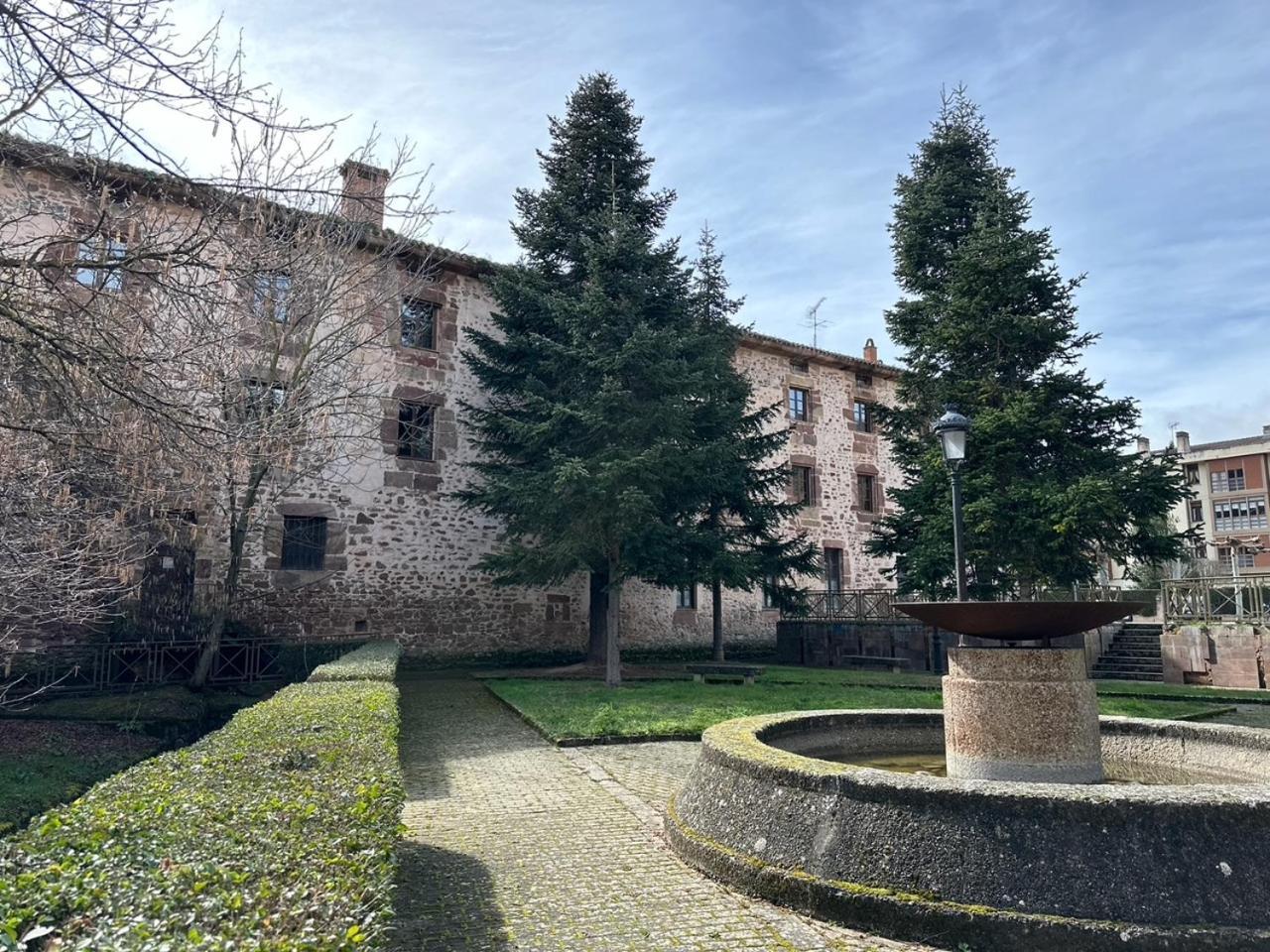 Hotel Y Albergue Real Fabrica De Ezcaray Exteriör bild